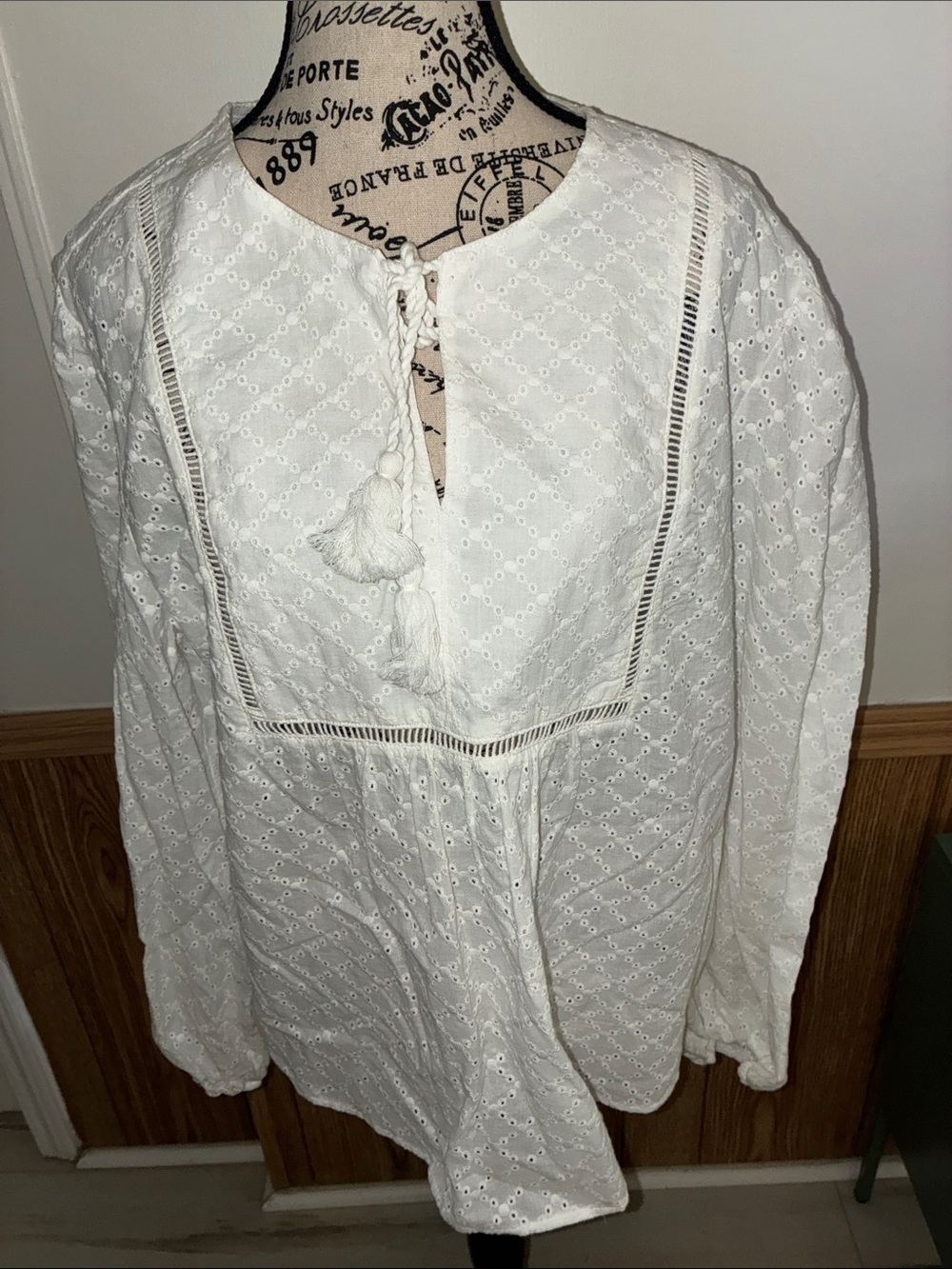Style & Co. Women’s White Eyelet Tassel Peasant Top 16 Like New!